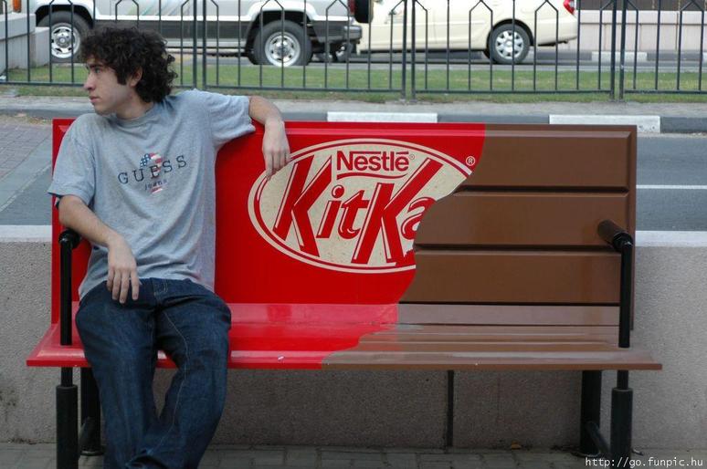 Kitkat reclame op een bankje