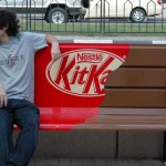 Kitkat reclame op een bankje